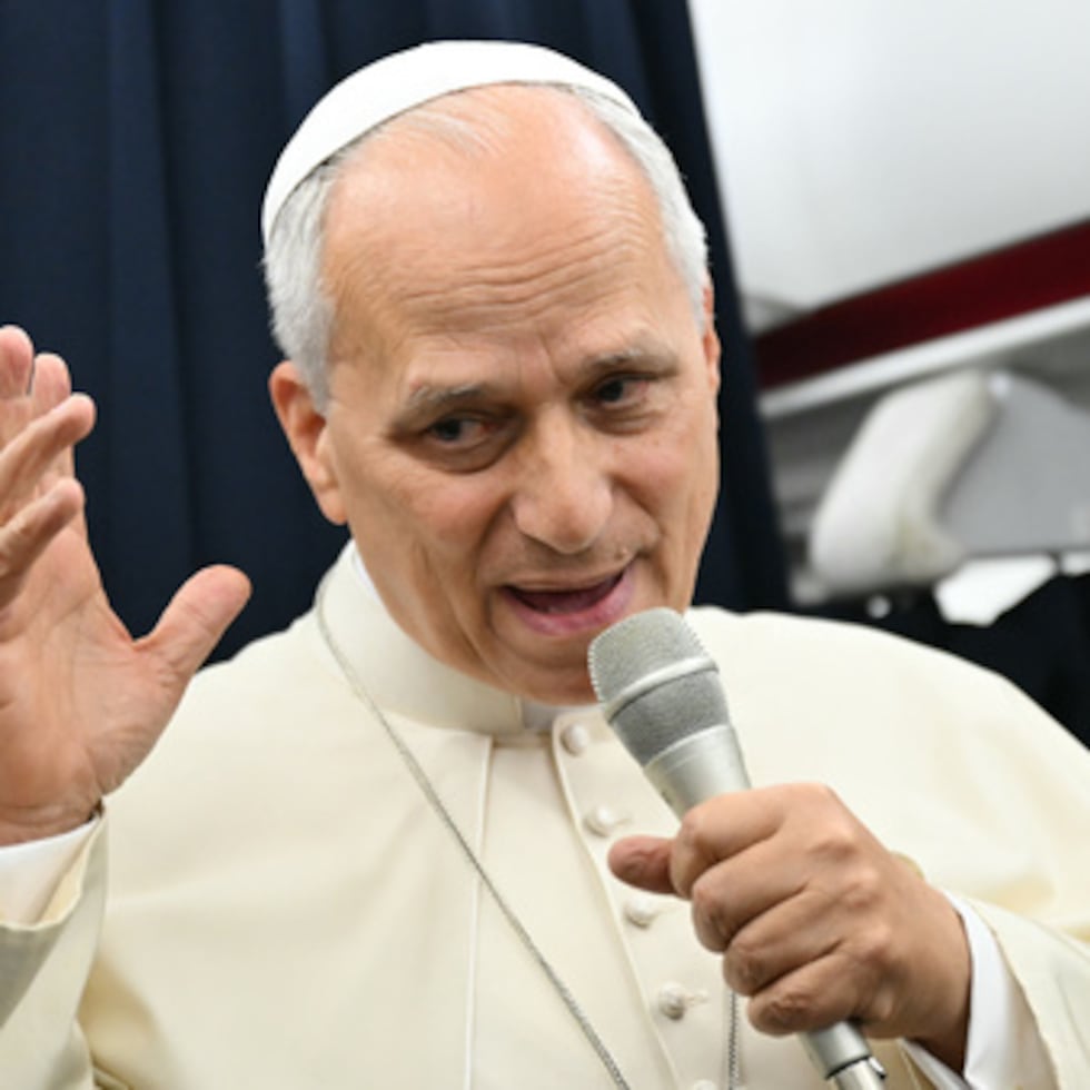 El papa León XIV habla con los periodistas a bordo del vuelo que le lleva de Metz (Francia) a Roma.