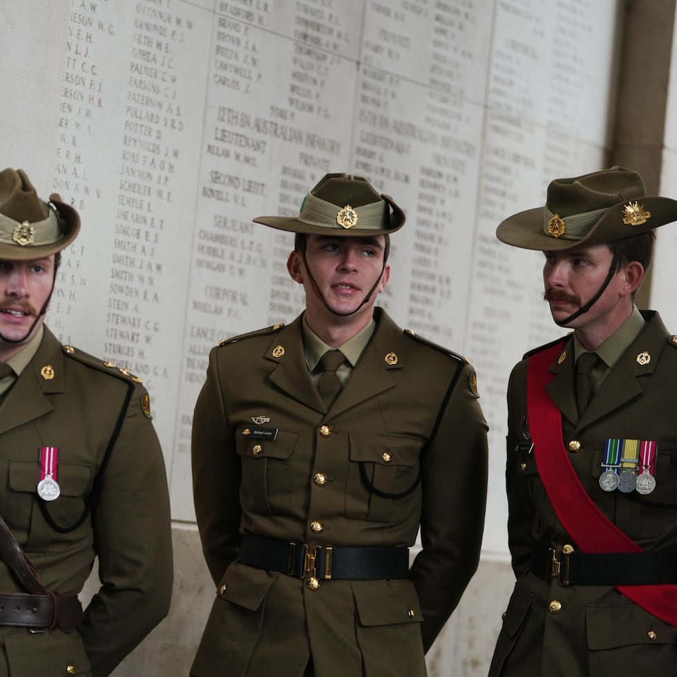 Soldados australianos al lado de los nombres de soldados desaparecidos durante la Primera Guerra Mundial en el Memorial Menin en Ypres, Bélgica.