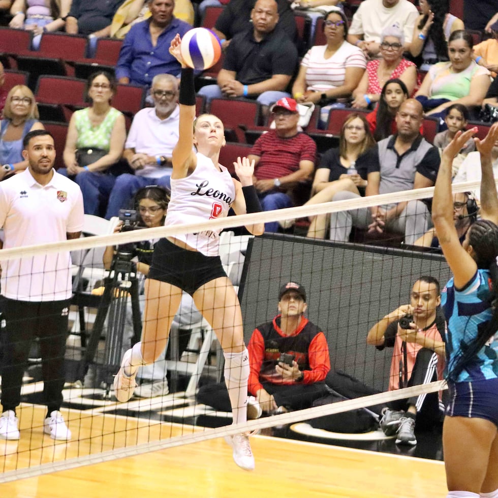 Claire Chaussee, de las Leonas, completa un ataque contra las Criolloas.