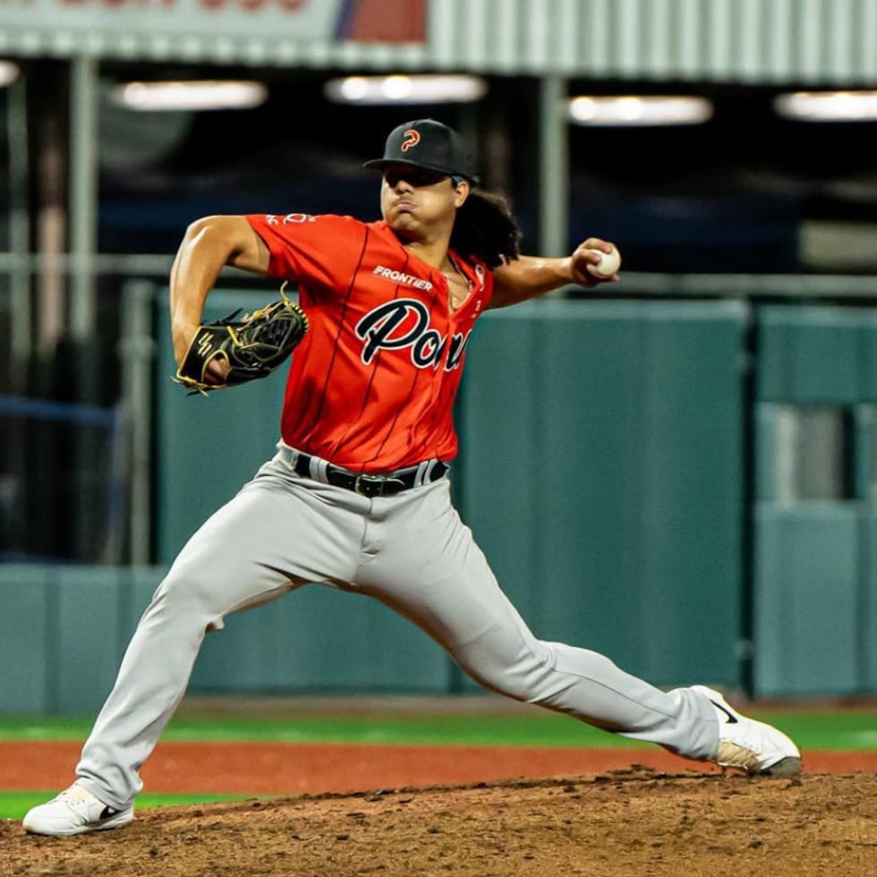 Erik Rivera lanzando por los Leones de Ponce en la pelota invernal boricua.