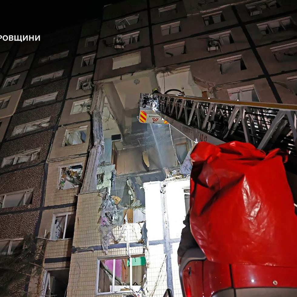En esta imagen, proporcionada por el Servicio de Emergencias de Ucrania, los bomberos sofocan un incendio tras un ataque ruso con misiles que alcanzó un edificio residencial de varias plantas en Dnipro, Ucrania, el 8 de noviembre de 2025.
