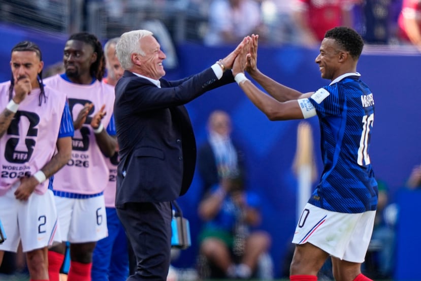 Kylian Mbappé choca manos con el entrenador Didier Deschamps tras marcar el tercer gol de su equipo ante Senegal.