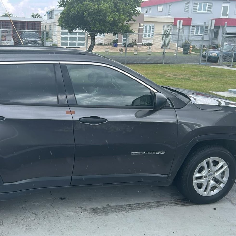 Los agentes intervinieron al conductor de un Jeep Compass color gris mientras transitaba por la avenida Boulevard en Levittown.