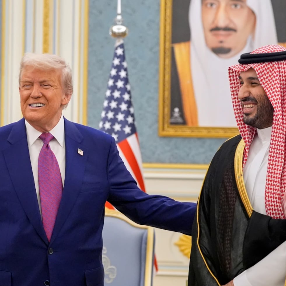 Donald Trump fue recibido por el príncipe heredero de Arabia Saudí, Mohamed bin Salmán en mayo de 2025.
