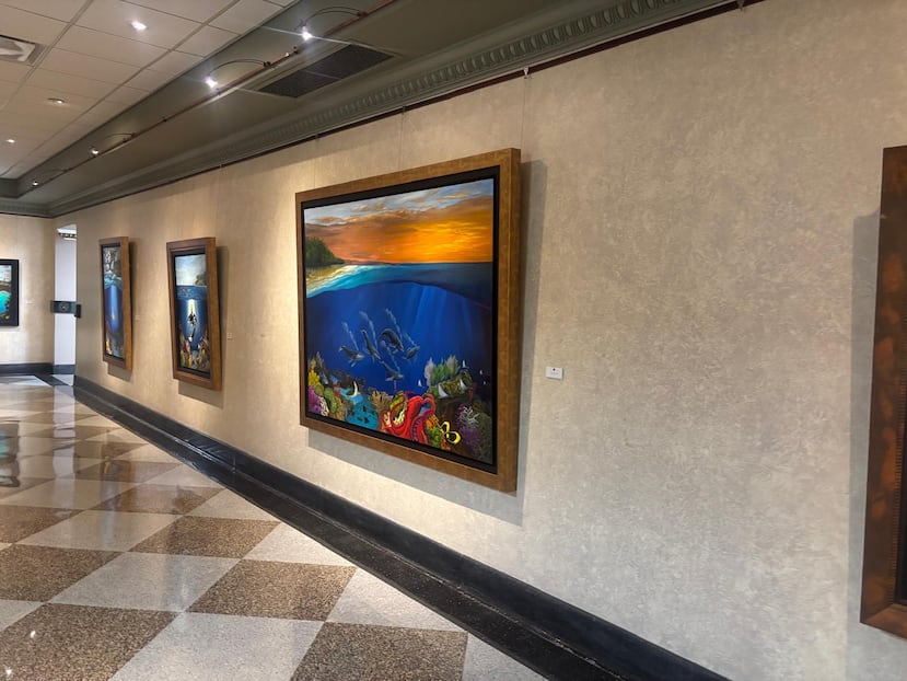 Ballenas, tortugas, peces, corales, aves, vegetación y otros organismos del Atlántico Tropical y el Caribe aparecen como protagonistas del universo del artista Héctor M. Ruiz.