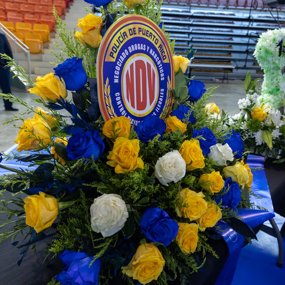 2026 04 15 JUANA DIAZ el agente asesinado mientras defendia a otro agente en operativo de armas Eddie Santiago Rentas fue ascendido a rango de Coronel en acto en el Coliseo Dolores “ Toyita “ Martinez donde estuvo la gobernadora de PR Jenniffer Gonzalez y el Comisionado de la Policia de Puerto Rico . En la foto : detalle flores de parte del Negociado de Drogas . GFR Media / El Nuevo Dia © Jorge A Ramirez Portela