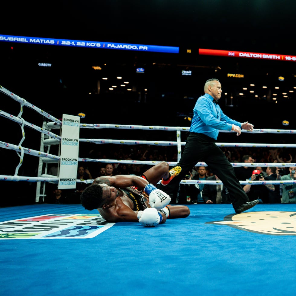 Subriel Matías fue noqueado en el quinto round por Dalton Smith en una pelea titular por el cetro superligero del Consejo Mundial de Boxeo.