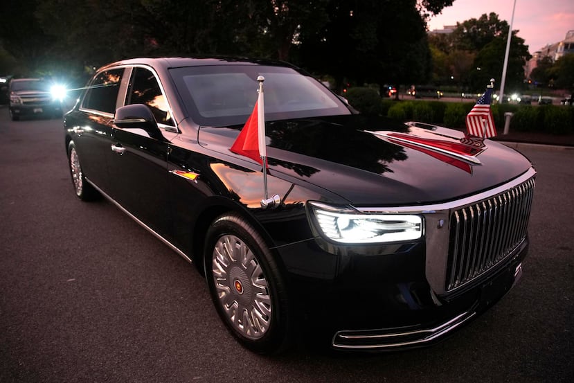 Xi y su esposa llegaron a bordo de una limusina presidencial china Hongqi N701.