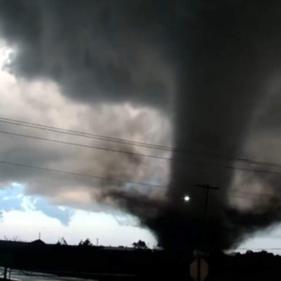 El impresionante tornado cruza una autopista en Enid, Oklahoma.