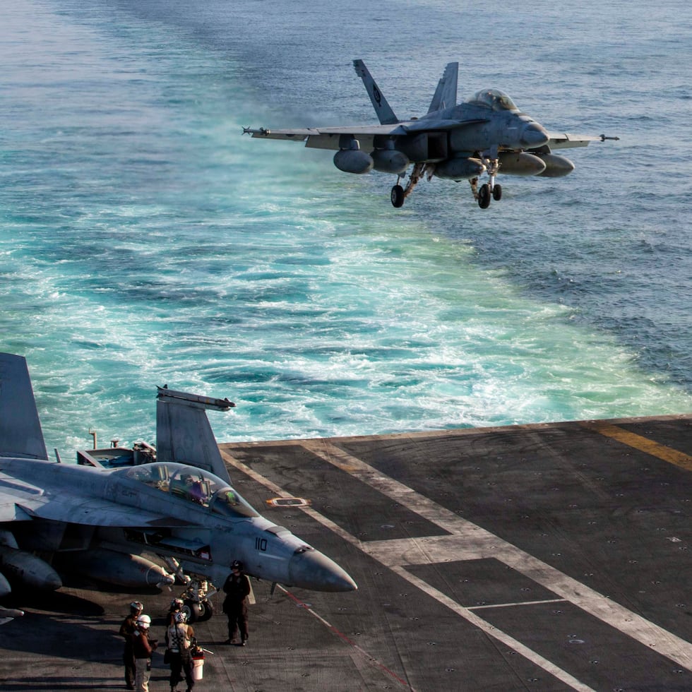 El portaaviones más grande del mundo, el USS Gerald R. Ford, y cuatro destructores acompañantes fueron enviados después desde el mar Caribe para dirigirse a Oriente Medio.