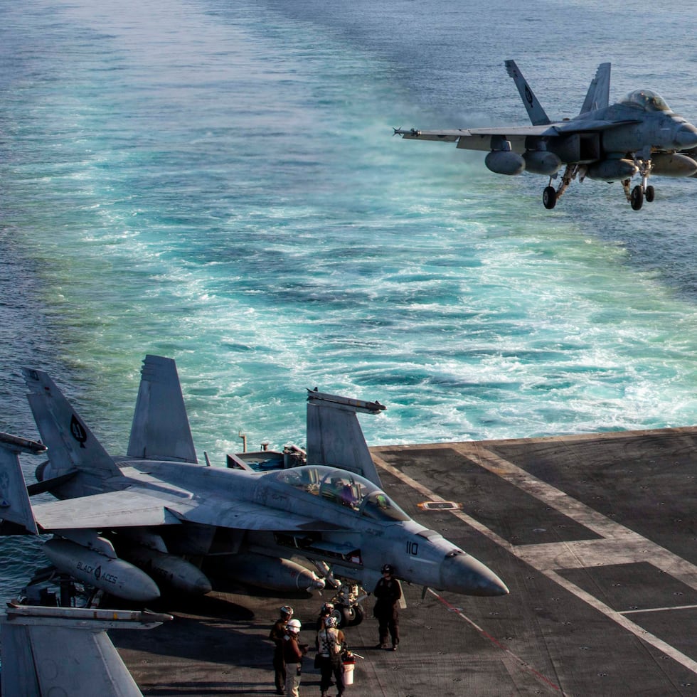 Imagen entregada por el Comando Central de Estados Unidos que muestra a un avión aterrizando en el portaaviones USS Abraham Lincoln el 28 de febrero del 2026.