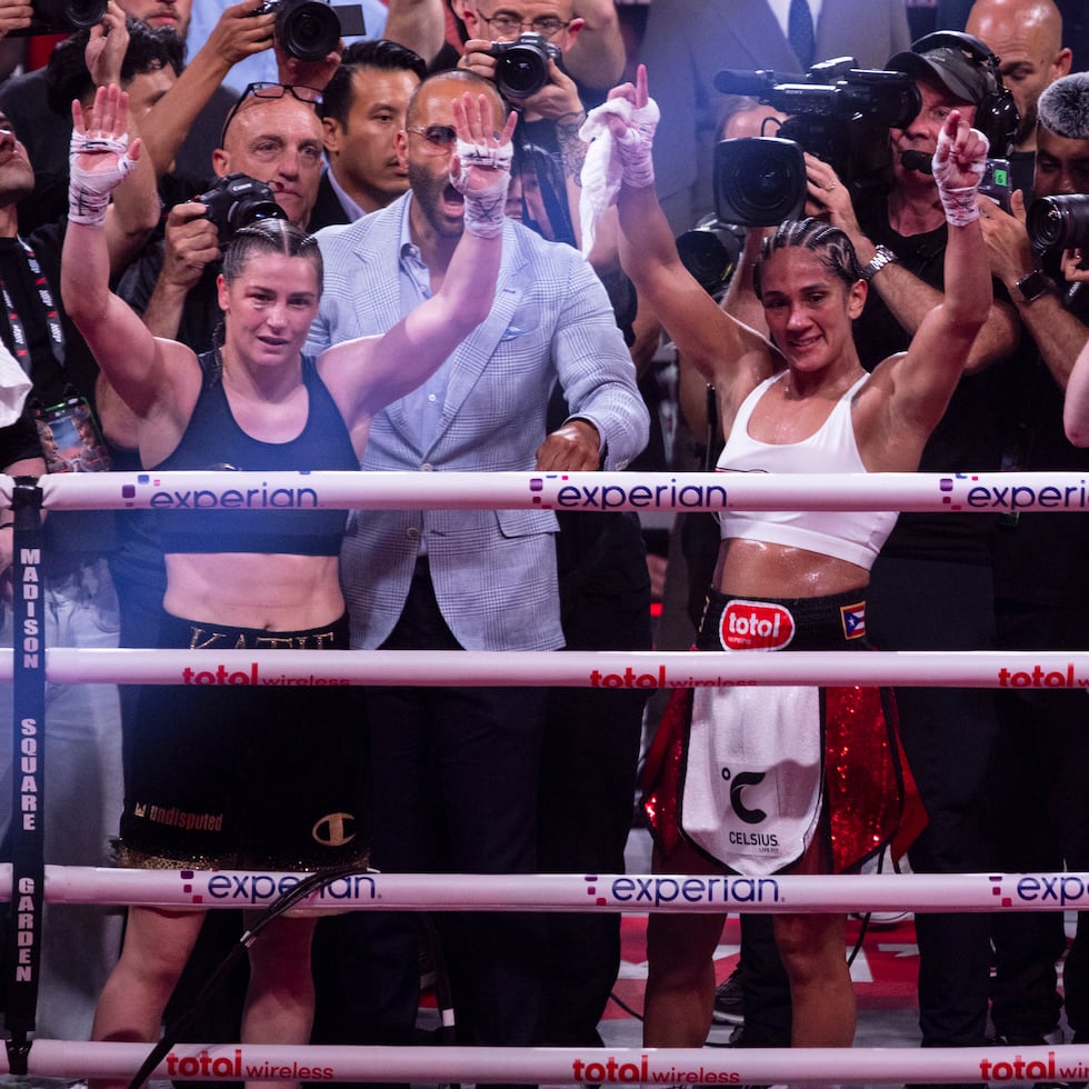 Katie Taylor y Amanda Serrano levantan las manos a la conclusión de su tercer pelea el 11 de julio de 2025.