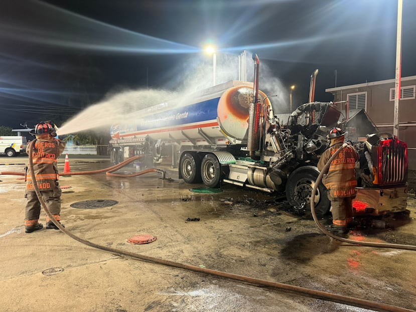 Un camión que despachaba gasolina se incendió en una gasolinera Gulf en Hatillo. No hubo heridos, informó la Policía.