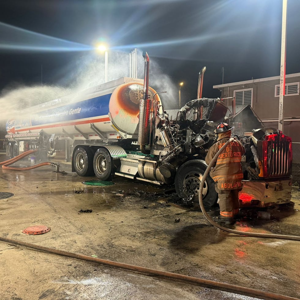 Un camión que despachaba gasolina se incendió en una gasolinera Gulf en Hatillo. No hubo heridos, informó la Policía.