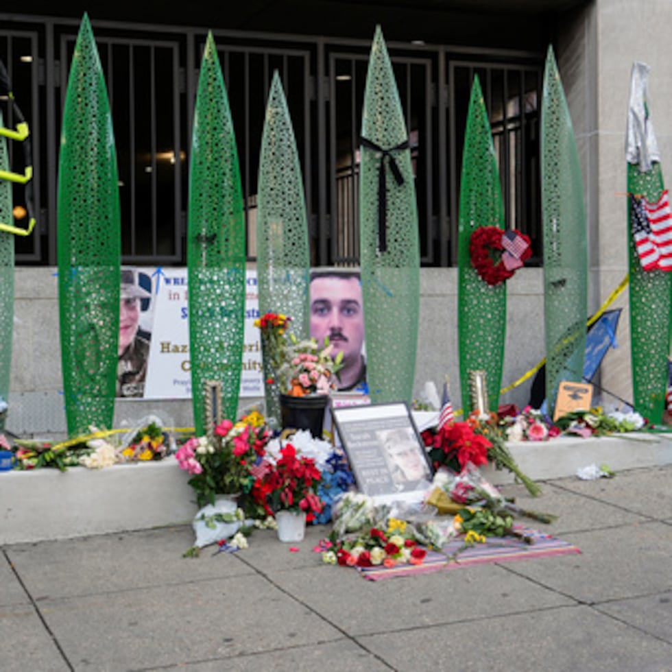 El tiroteo llevó a la administración Trump a detener todas las decisiones de asilo y a pausar la emisión de visados para personas que viajan con pasaportes afganos.