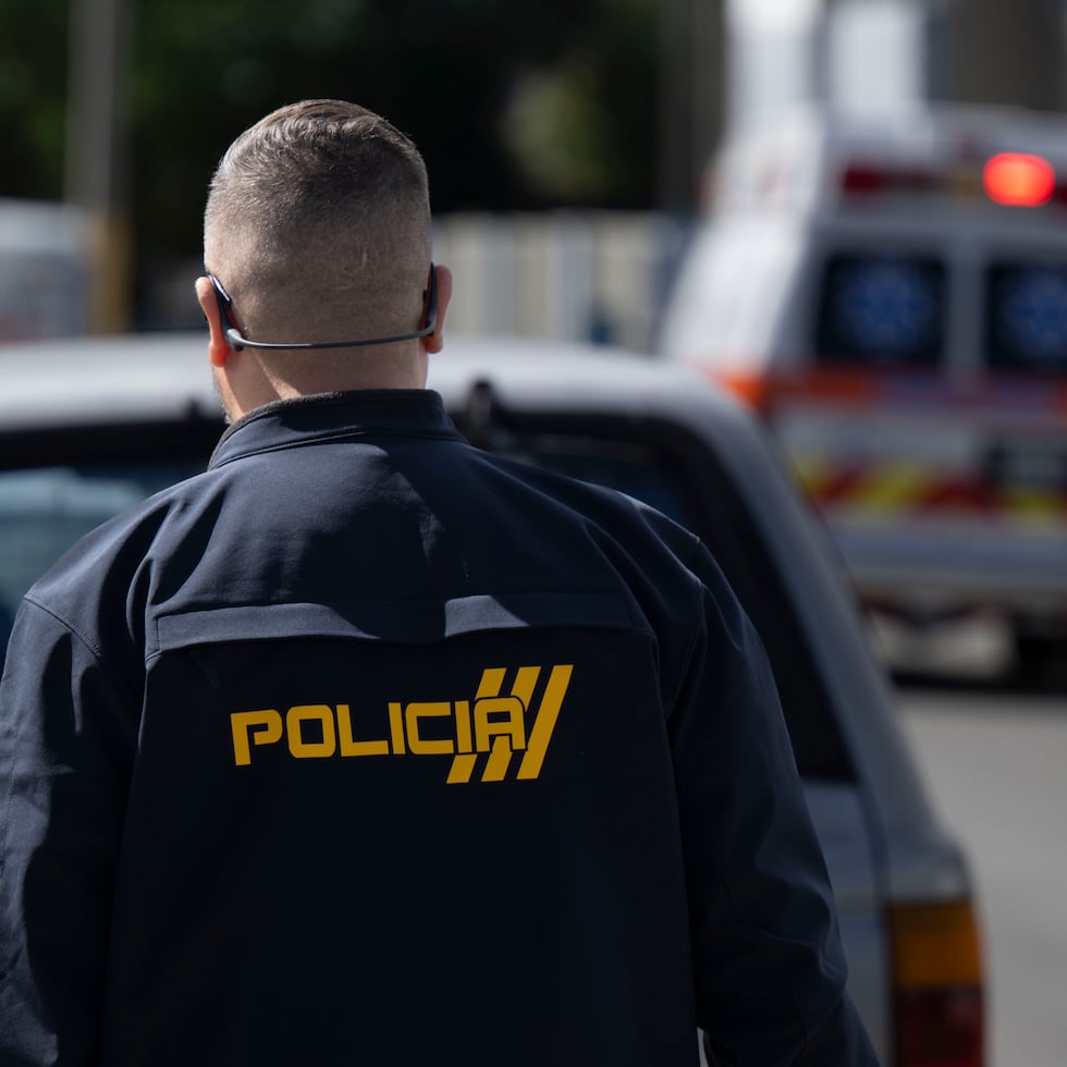 A la escena llegaron el fiscal Víctor Román y personal de la Oficina para el Manejo de Emergencias, quienes trabajan para extraer el cuerpo del lugar. De igual manera, el agente Gilberto Zapata Yépez, supervisado por el sargento Ariel Irizarry Cortés, continúan con la investigación.