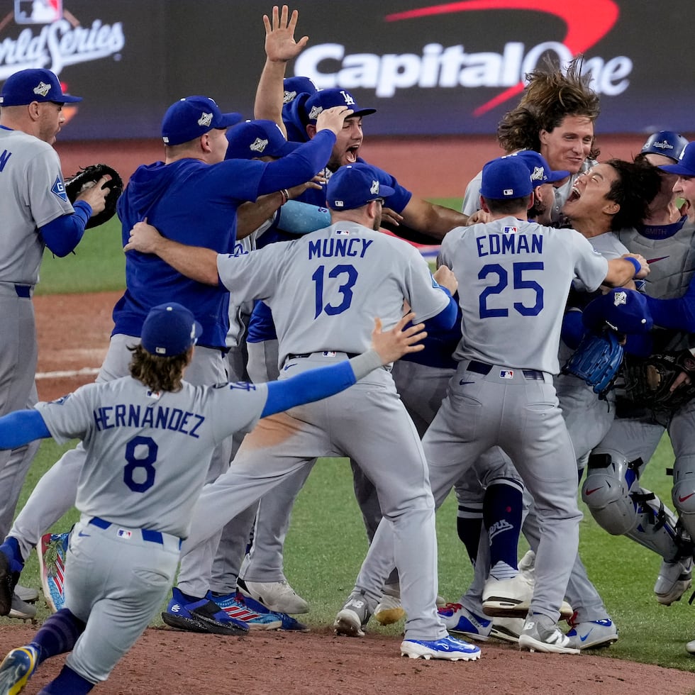 Yoshinobu Yamamoto y los Dodgers celebran la conquista de la Serie Mundial 2025.