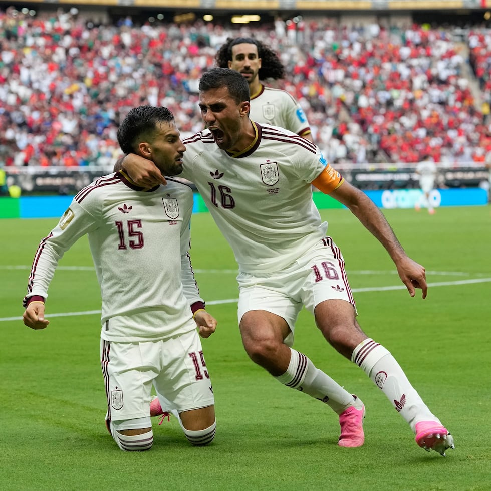 Alex Baena (izquierda) festeja tras anotar un gol para España en el partido contra Uruguay en el Grupo H del Mundial, el viernes 26 de junio de 2026, en Guadalajara, México. (AP Foto/Natacha Pisarenko)