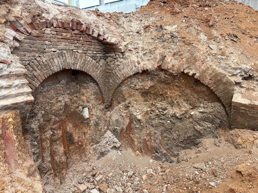 Imagen compartida por el Instituto de Cultura Puertorriqueña que muestra el hallazgo arqueológico encontrado durante una excavación en el casco urbano de Mayagüez.