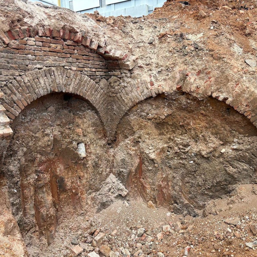 Imagen compartida por el Instituto de Cultura Puertorriqueña que muestra el hallazgo arqueológico encontrado durante una excavación en el casco urbano de Mayagüez.