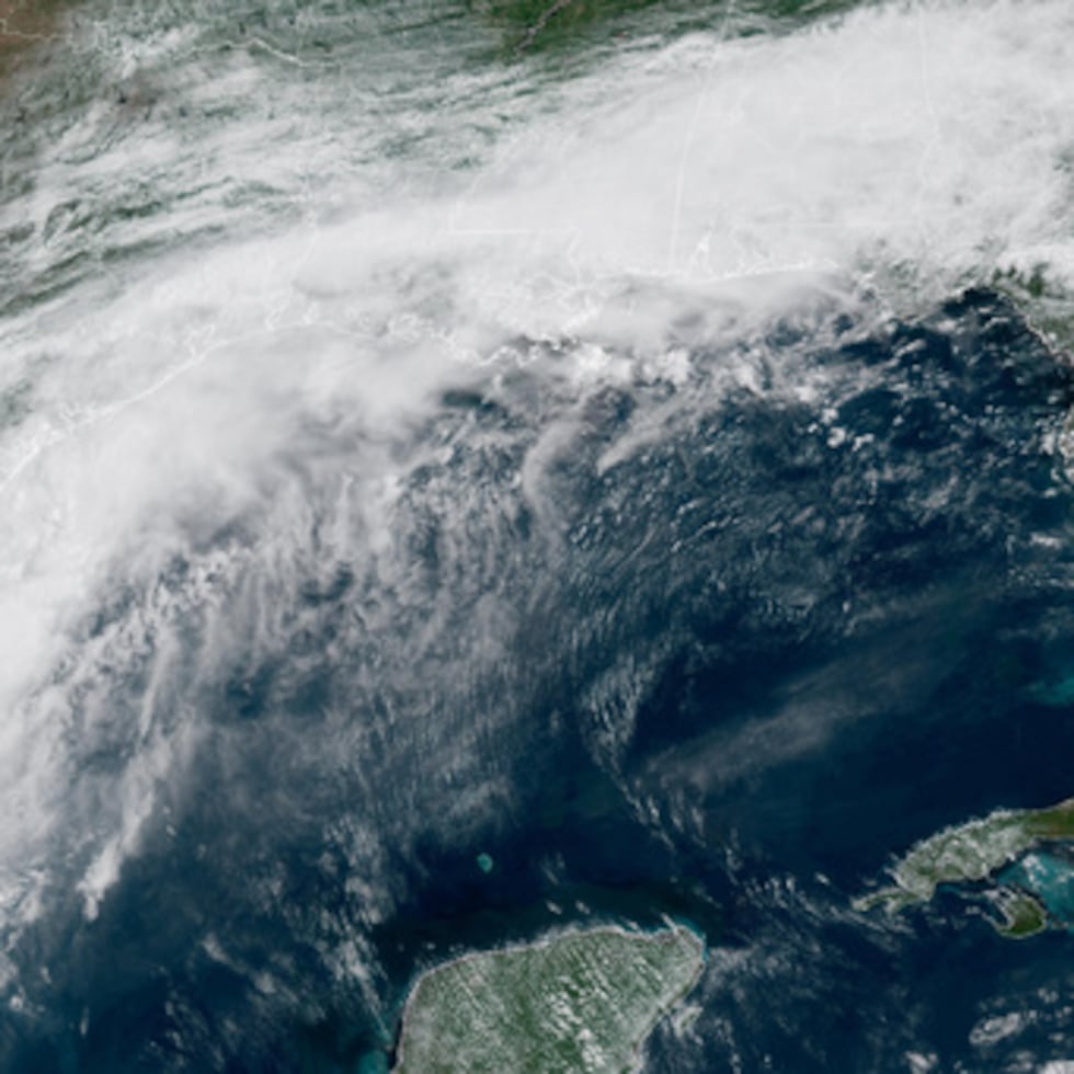 Esta imagen satelital GOES-19 GeoColor, facilitada por la Oficina Nacional de Administración Oceánica y Atmosférica de EE. UU. (NOAA), muestra el sistema de tormentas formándose en el golfo de Texas.