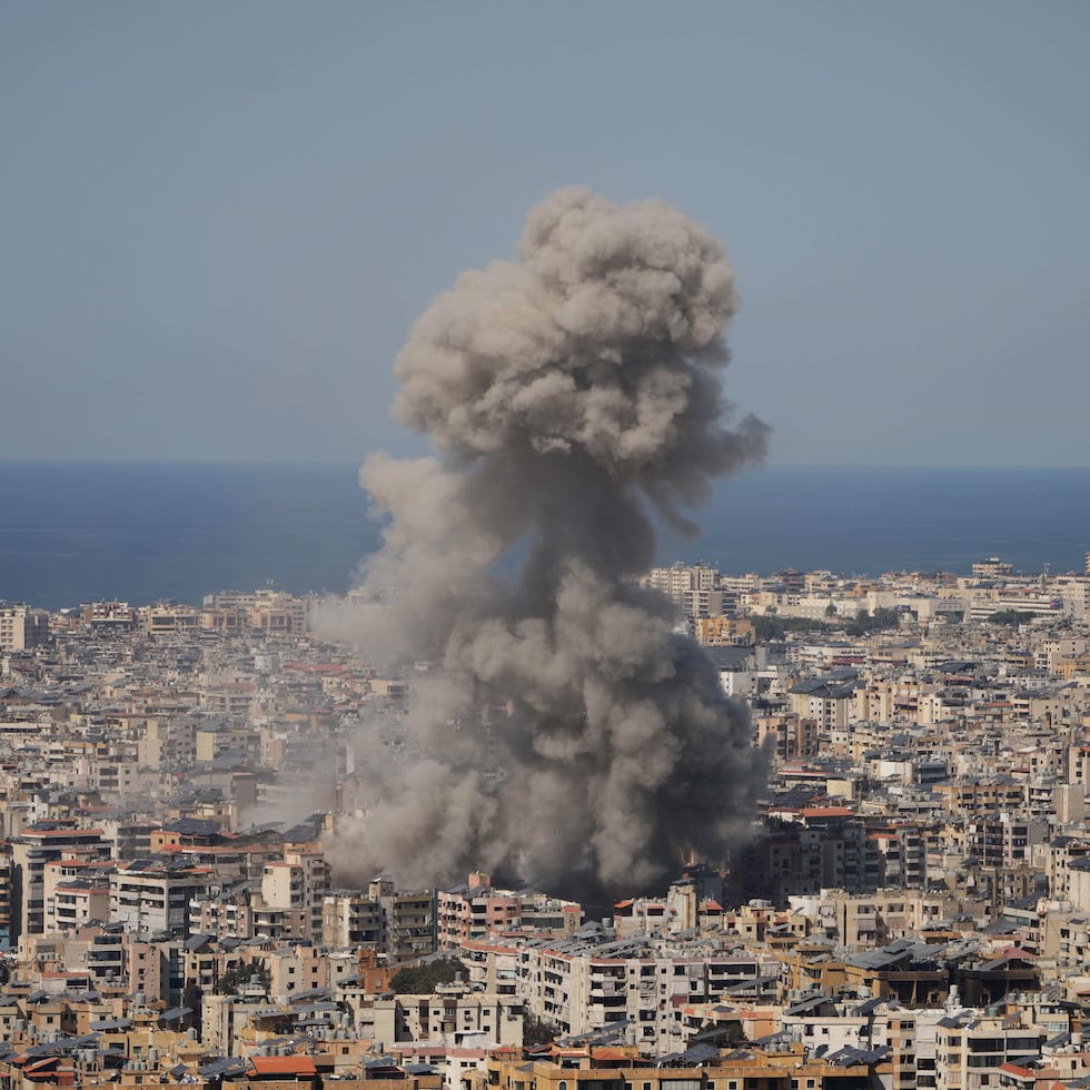 Una columna de humo sale de un edificio alcanzado por un ataque aéreo israelí, en Dahiyeh, un suburbio del sur de Beirut, Líbano.