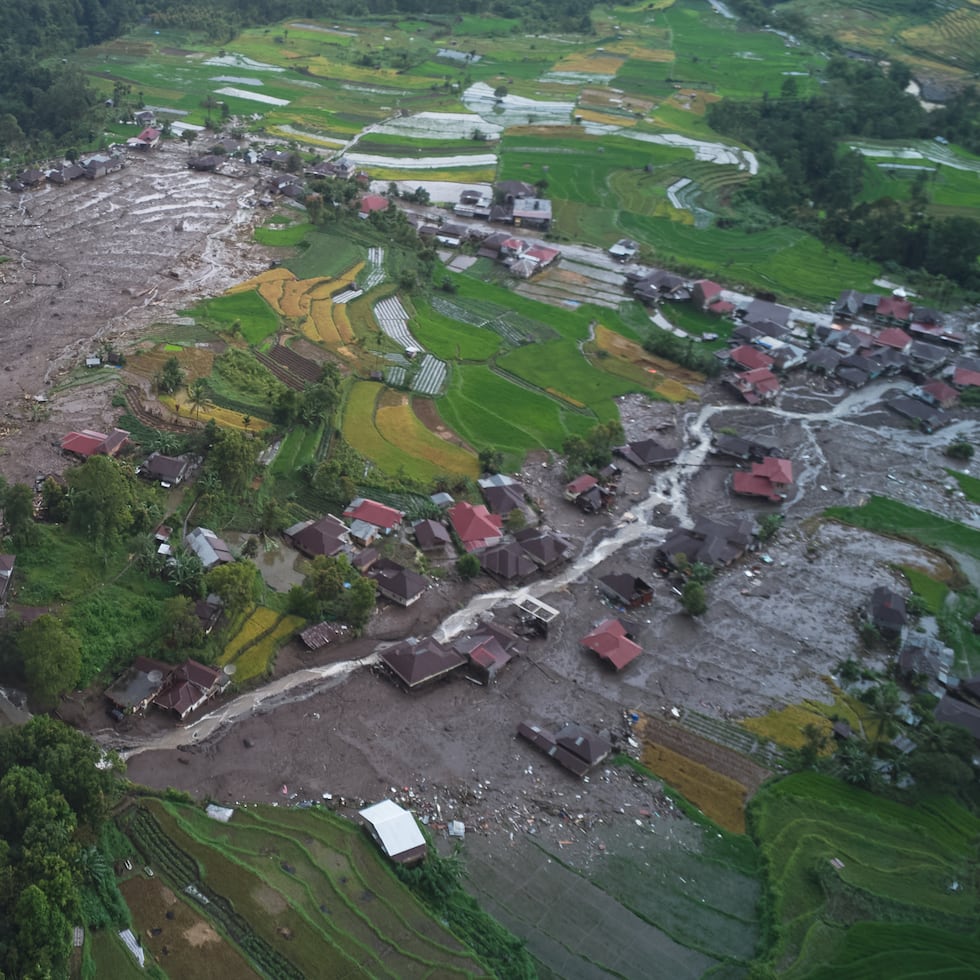 Esta foto aérea tomada con un dron muestra un pueblo devastado por una inundación en Malalak, Sumatra Occidental, Indonesia, el viernes 28 de noviembre de 2025.