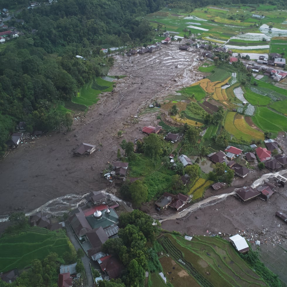 Esta foto aérea tomada con un dron muestra un pueblo devastado por una inundación en Malalak, Sumatra Occidental, Indonesia, el viernes 28 de noviembre de 2025. (AP Foto/Nazar Chaniago)