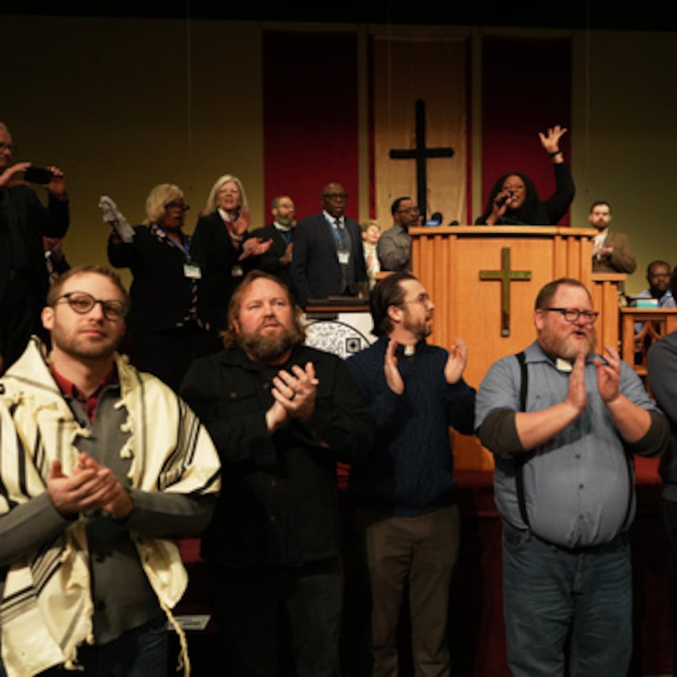 Líderes religiosos de Estados Unidos cantan juntos como muestra de apoyo a los inmigrantes haitianos que temen el fin de su Estatus de Protección Temporal en Estados Unidos en la iglesia Bautista de San Juan Misionero, en Springfield, Ohio.