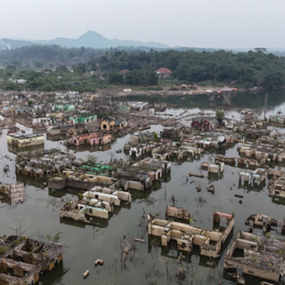 Unas casas que llevaban mucho tiempo sumergidas quedan al descubierto tras una prolongada sequía que ha hecho bajar el nivel del agua de la presa de Karian, en Indonesia.
