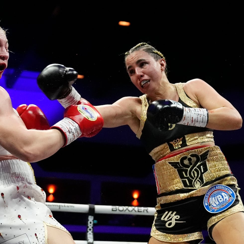 Stephanie Piñeiro (derecha) conecta un golpe sobre Lauren Price durante su combate titular del peso wélter en Cardiff, Gales.