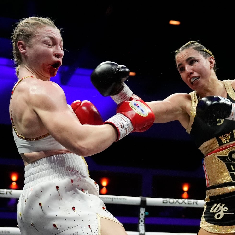 Stephanie Piñeiro (derecha) conecta un golpe sobre Lauren Price durante su combate titular del peso wélter en Cardiff, Gales.