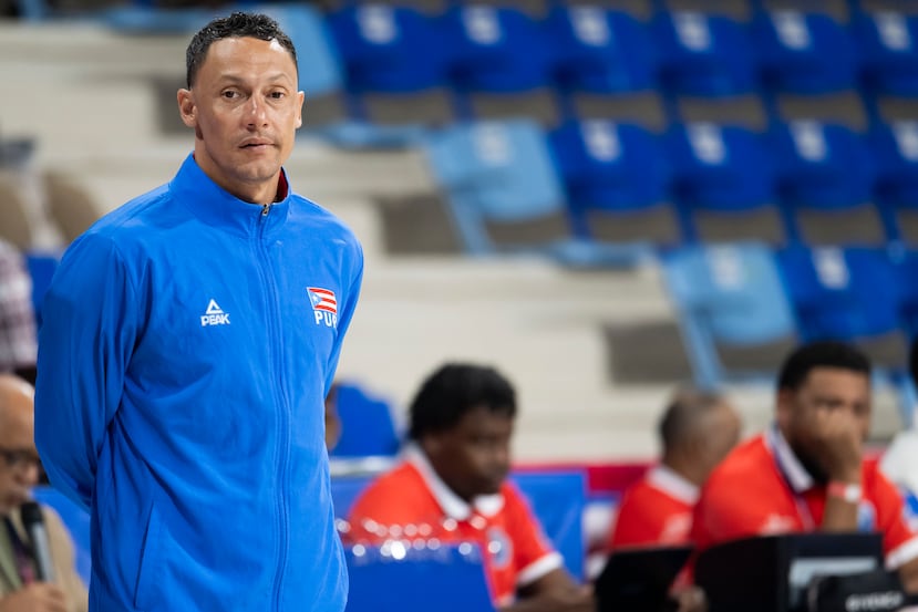 El dirigente Jamille Torres observa el partido entre Puerto Rico y Guatemala.