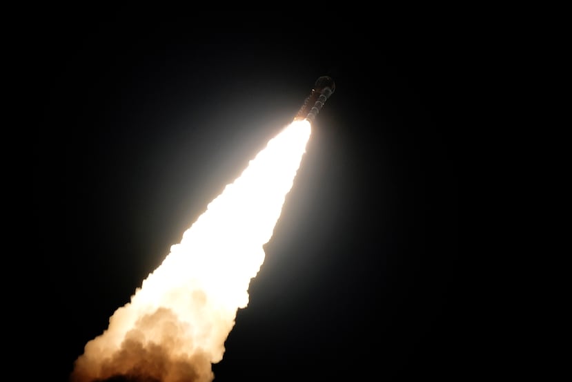 El nuevo cohete lunar de la NASA despega del Centro Espacial Kennedy, el miércoles el 16 de noviembre de 2022 en Cabo Cañaveral, Florida.