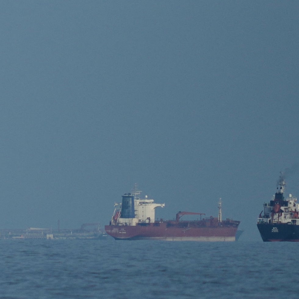 Petroleros y cargueros se alinean en el estrecho de Ormuz vistos desde Khor Fakkan, Emiratos Árabes Unidos, el miércoles 11 de marzo de 2026.