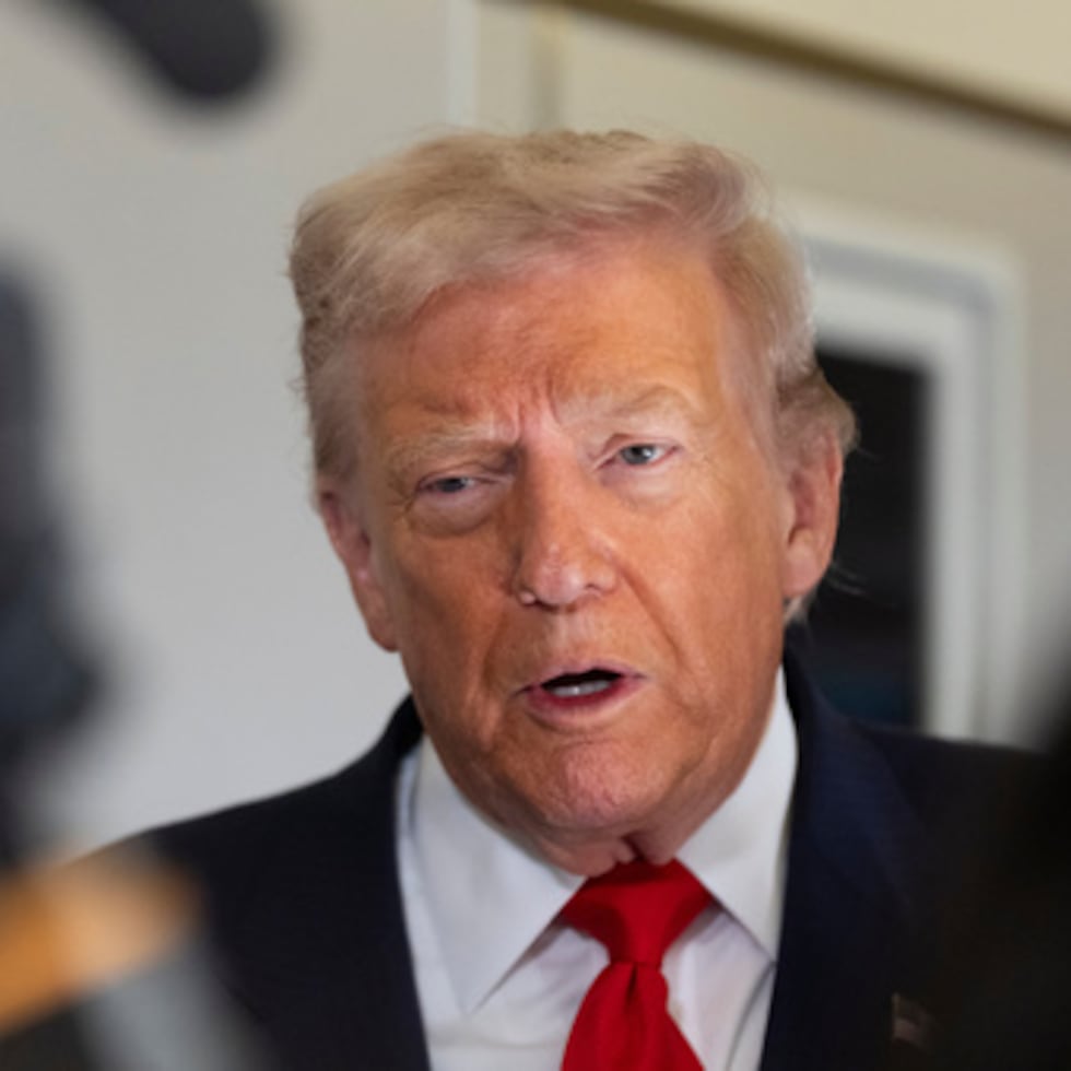 Trump habla con la prensa antes de viajar a Florida.