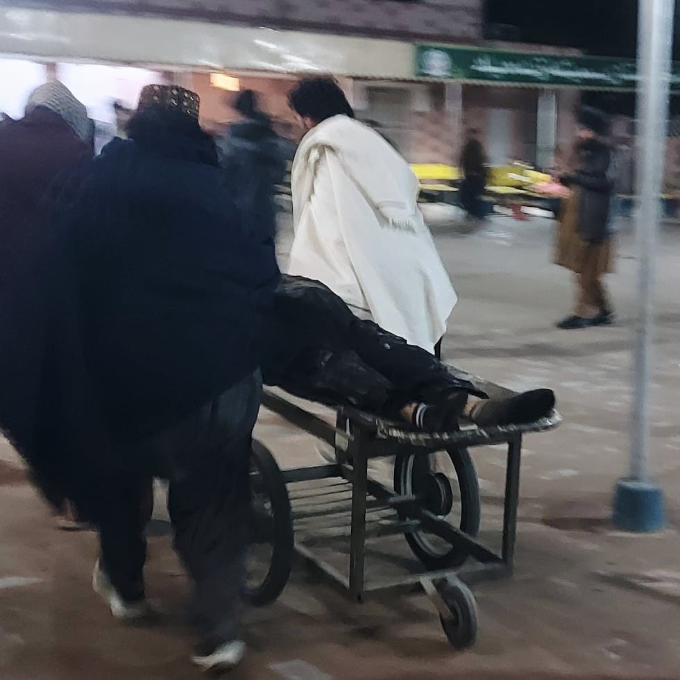 El funcionario informó de que tres personas murieron en el acto, mientras que cuatro de los heridos fallecieron a consecuencia de sus lesiones el sábado por la mañana.