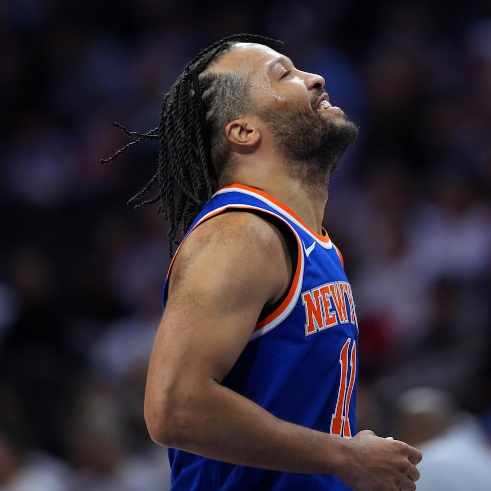 Jalen Brunson, de los Knicks de Nueva York, festeja durante el tercer partido de la semifinal de la Conferencia Este ante los 76ers de Filadelfia.