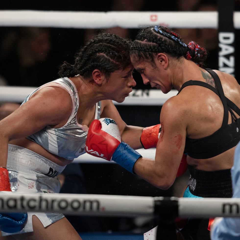 Erika Cruz (izquierda) y Amanda Serrano (al centro) se midieron el 4 de febrero de 2023 por el título de campeona indiscutible de las 126 libras.