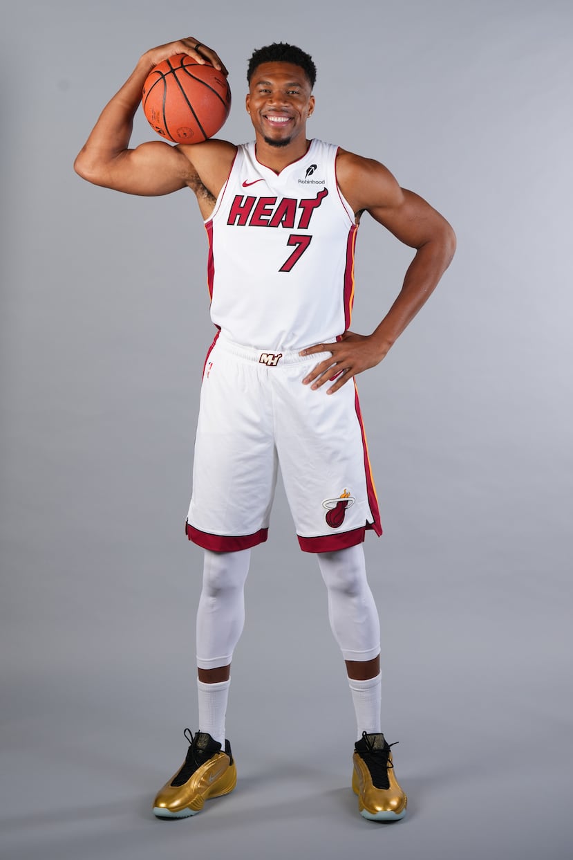 Giannis Antetokounmpo con su nuevo uniforme del Heat de Miami.