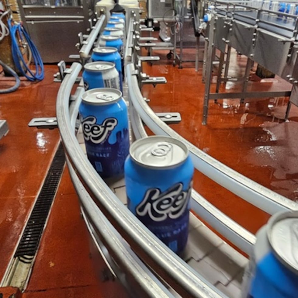 Latas de seltz que contienen THC, el ingrediente activo de la marihuana, bajan a toda velocidad por la línea de enlatado de Indeed Brewing, en Minneapolis, el jueves 20 de noviembre de 2025. (AP Photo/Steve Karnowski)