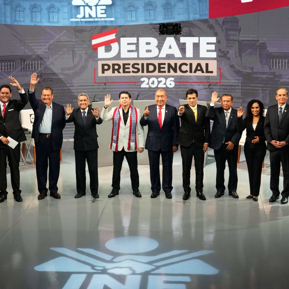 De izquierda a derecha, los candidatos presidenciales Keiko Fujimori, Rafael Belaunde, Enrique Valderrama, Jorge Nieto, Mesías Guevara, Herbert Caller, Mario Vizcarra, Paul Jaimes, Antonio Ortiz, Rosario Fernández, Roberto Chiabra y Ronald Atencio saludan a los periodistas a su llegada a un debate presidencial en Lima, Perú.