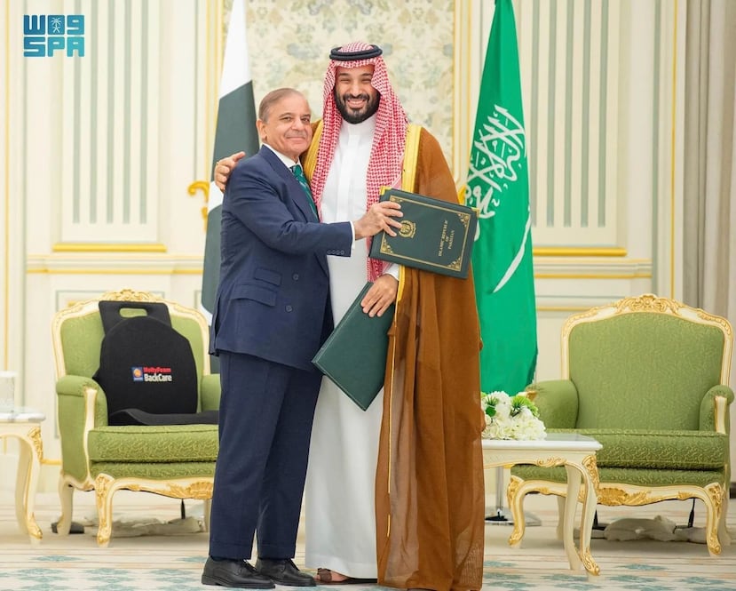 ARCHIVO - Esta fotografía facilitada por la agencia estatal Saudi Press Agency muestra al primer ministro paquistaní, Shehbaz Sharif (izquierda), abrazando al príncipe heredero de Arabia Saudí, Mohamed bin Salman, tras la firma de un pacto de defensa conjunto, el miércoles 17 de septiembre de 2025, en Riad, Arabia Saudí. (Saudi Press Agency vía AP, archivo)