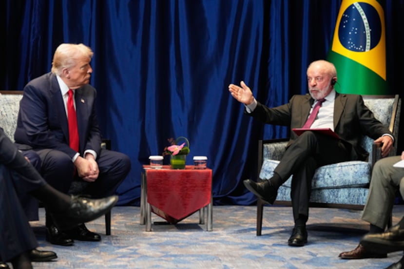 ARCHIVO - El presidente de EEUU, Donald Trump, se reúne con el presidente de Brasil, Luiz Inácio Lula da Silva, al margen de la Cumbre de la ASEAN en Kuala Lumpur, Malasia, el 26 de octubre de 2025. (AP Foto/Mark Schiefelbein/Archivo)