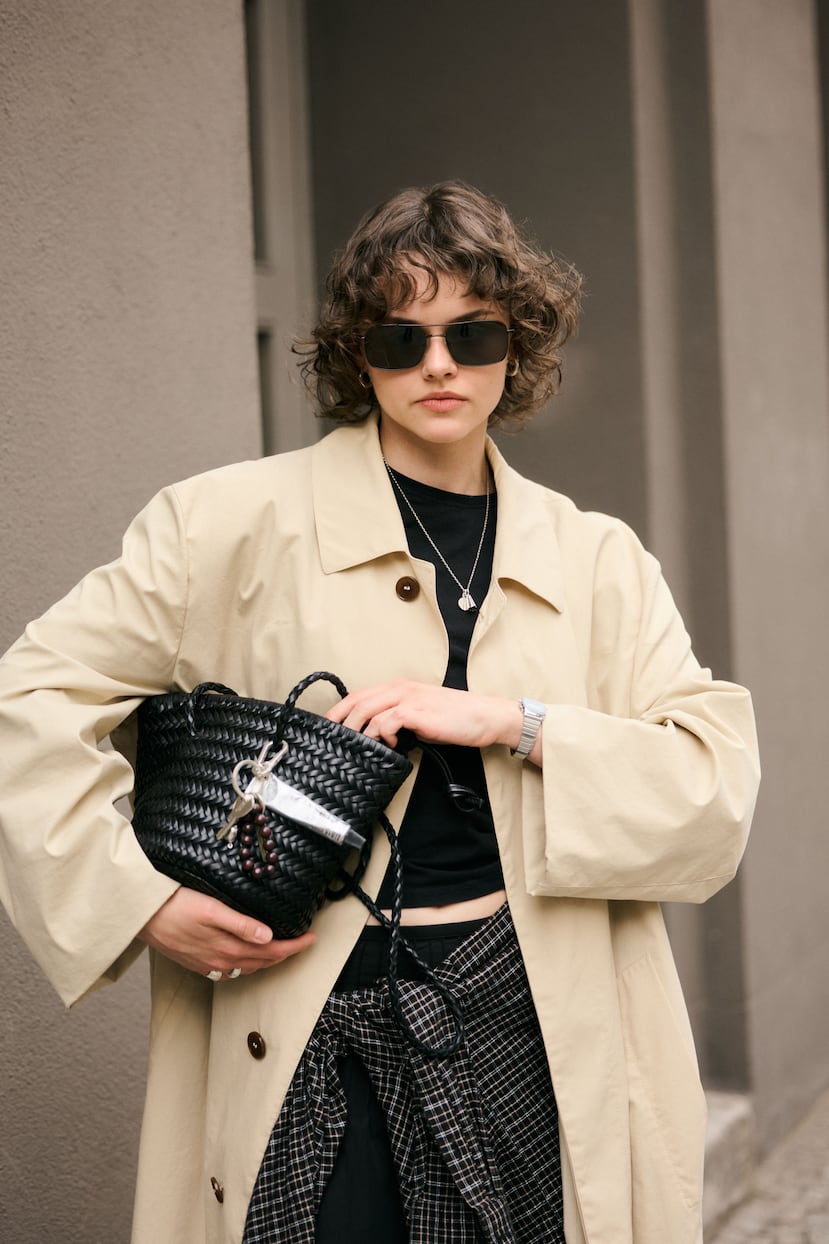 Tendencias como el business casual o los tatuajes visibles se adoptan (o rechazan) según el contexto social dominante.