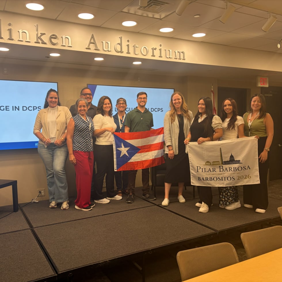 Durante el Internado Pilar Barbosa, en Washington DC, diez educadores boricuas recibieron capacitación especializada en liderazgo educativo, integración de tecnología en el salón de clases, estrategias pedagógicas innovadoras, educación bilingüe y política pública federal relacionada con la educación.