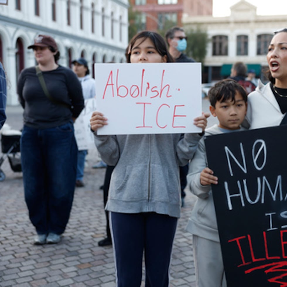Manifestantes sostienen carteles durante una protesta en Los Ángeles en respuesta al tiroteo en el que murió Alex Pretti, de 37 años, en Minneapolis.