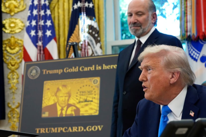 Trump y Lutnick en la Casa Blanca promocionando la Trump Gold Card.