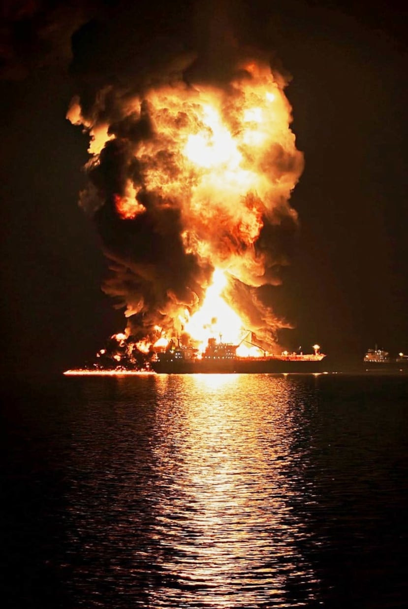 Un tanquero petrolero arde tras un ataque iraní en la zona de transferencia de combustible en el puerto de Khor al-Zubair cerca de Basra, Irak en la noche del miércoles, 11 de marzo de 2026.