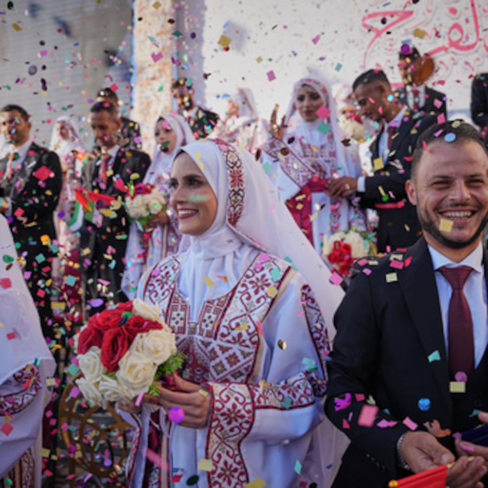 Parejas palestinas participan en una boda masiva en la ciudad de Hamad, en Jan Yunis, Franja de Gaza, el martes 2 de diciembre de 2025. (Foto AP/Abdel Kareem Hana)